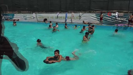 Kur'an denince eli ayağı titreyenler buna ne kılıf bulacak... Çocukların havuz keyfi kamerada