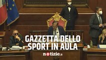 La Russa legge la Gazzetta dello Sport mentre presiede la seduta al Senato