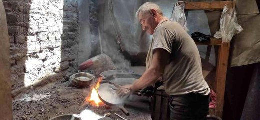 Ömrünü adadığı mesleğini kavurucu ateşin karşısında sürdürüyor