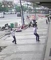 Un homme rattrape une fillette qui tombe du 6e étage d'un immeuble