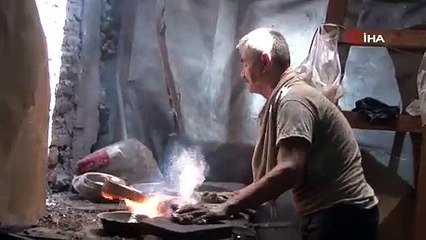 Ömrünü adadığı mesleğini kavurucu ateşin karşısında sürdürüyor