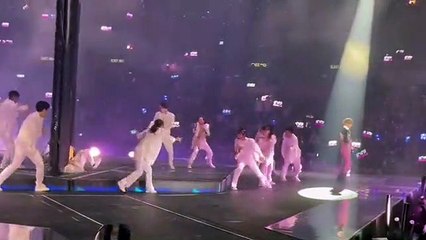 سقوط شاشة عملاقة على أحد أعضاء فرقة Mirror .. فيديو ليس لأصحاب القلوب الضعيفة