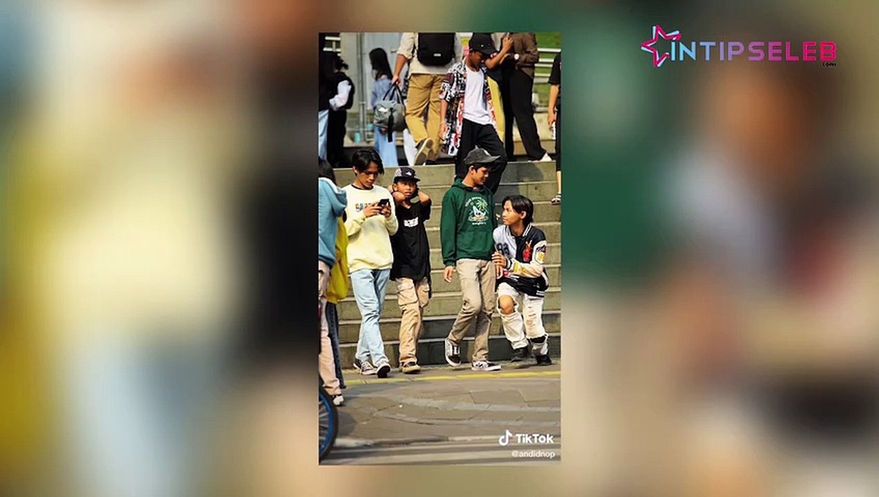 KECE! Kang Emil Ramaikan Citayem Fashion Week Bareng Ojol