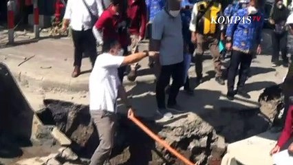 Aksi Walikota Surabaya Blusukan Masuk Gorong-Gorong Antisipasi Banjir