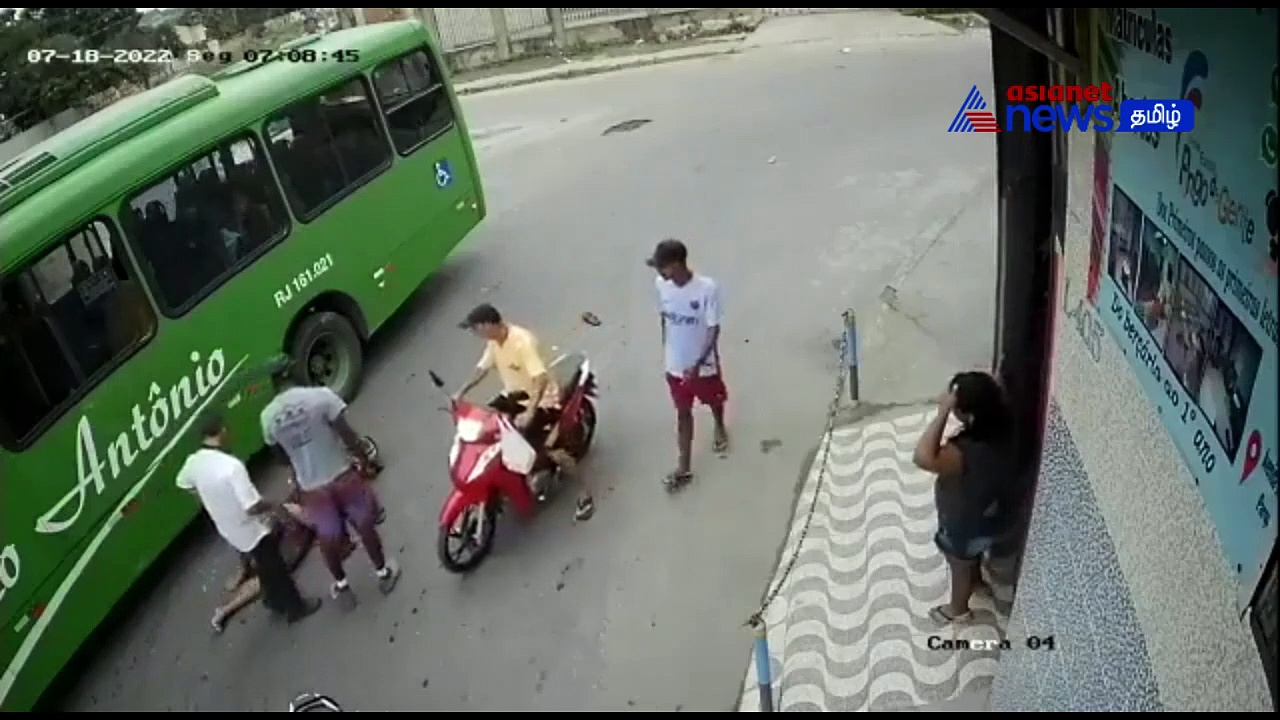 Viral Video : நல்ல ''தலைக்கவசம்-உயிர் கவசம்''! ஹெல்மெட் இருந்ததால் உயிர் தப்பிய நபர்! பரபரப்பு சிசிடிவி காட்சி