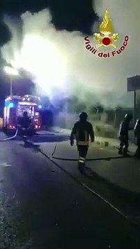 Esce fuori strada sulla Brindisi-Lecce e il camion prende fuoco, paura per il conducente