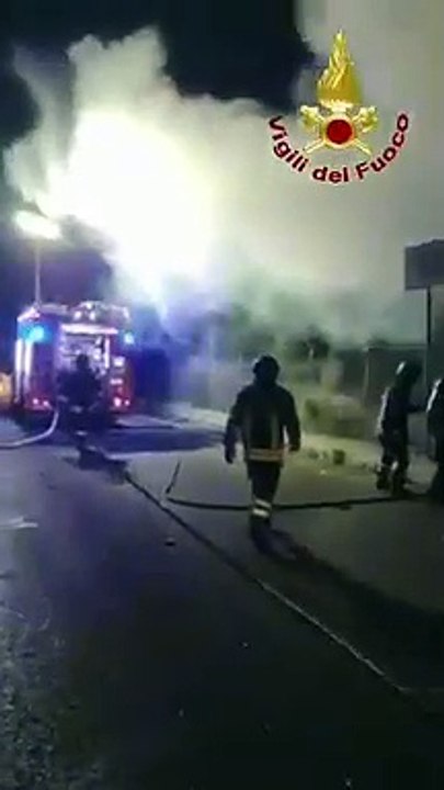 Esce fuori strada sulla Brindisi-Lecce e il camion prende fuoco, paura per il conducente