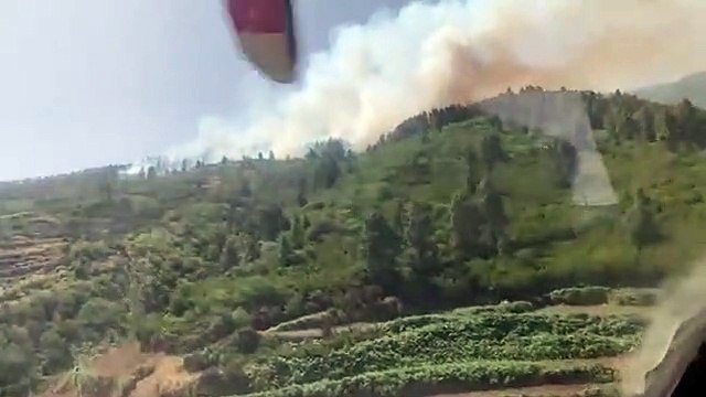 Helicóptero del GES realizando descargas, junto al resto de medios aéreos en Los Realejos