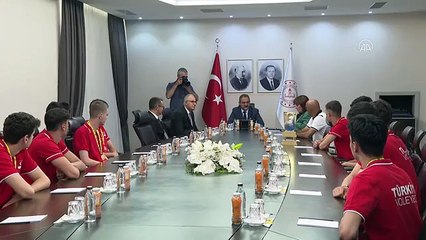 Bakan Özer, voleybolda dünya şampiyonu olan TVF Spor Lisesi Takımı'nı kutladı