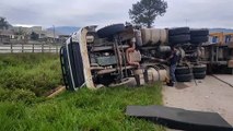 Carreta com madeira tomba e bloqueia pista da B2-282 na Grande Florianópolis