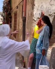 Une religieuse gronde deux filles qui s'embrassent dans la rue à Naples