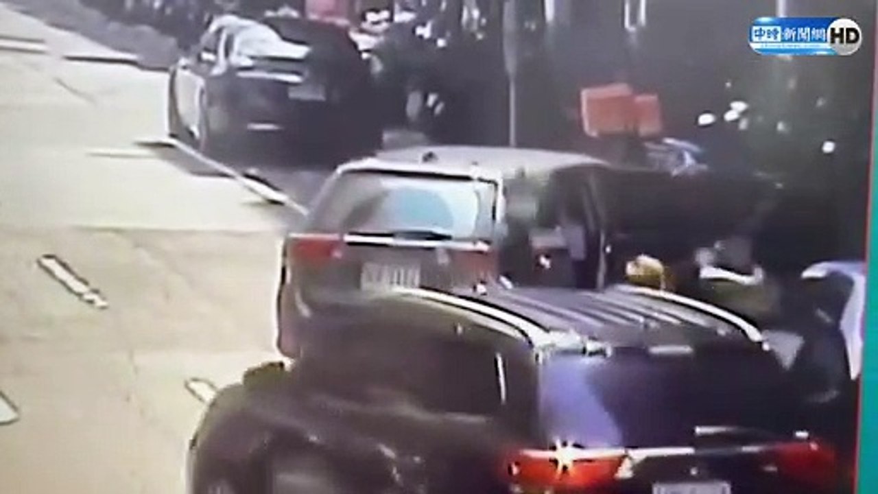 新店警跨區追案 通緝犯遭包夾竟猛撞偵防車逃逸