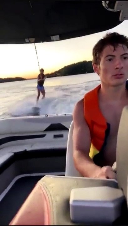 Ils tentent de passer le bateau en pilote automatique mais tout ne se passe pas comme prévu