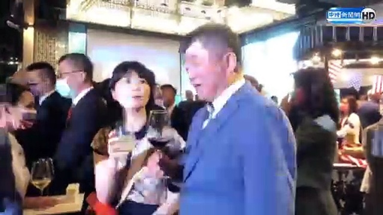 陳時中「酒杯來、我就乾」場景再現！與她狂比愛心嗨喝