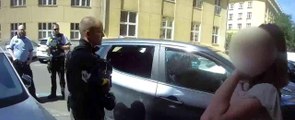 Çekya'da bir anne 6 aylık bebeğini arabada bıraktıPolisler bebeği camı kırarak kurtardı