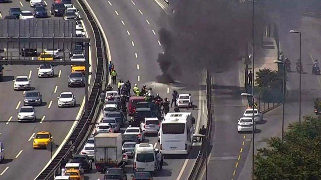 15 Temmuz Şehitler köprüsü girişinde motosiklet alev alev yandı