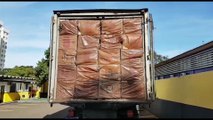 PRE de Cascavel apreende caminhão carregado com cigarros contrabandeados na PR-239
