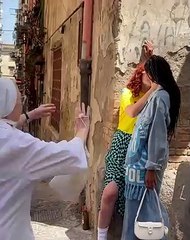 Parte  1 - Freira interrompe beijo entre duas atrizes durante ensaio de fotos