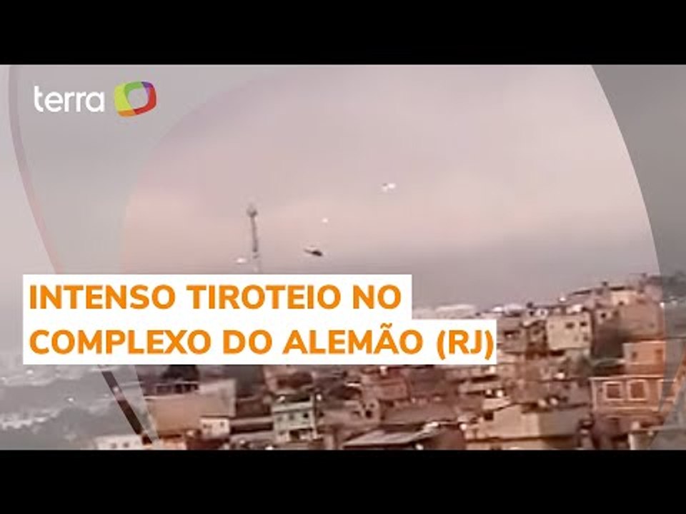 Helicóptero da polícia é alvo de tiros de fuzis durante operação no Complexo do Alemão (RJ)