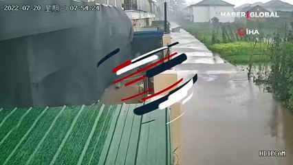 Çin'de üst üste felaket! Şimdi de kasırga vurdu, dehşet anları kamerada