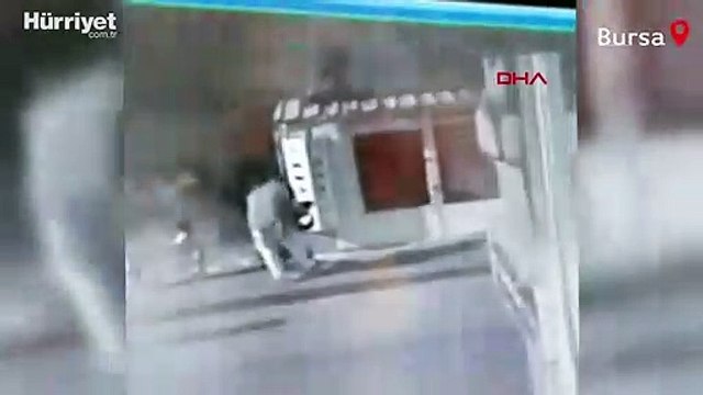 Bursa'da sokak ortasında dehşet! Eşini çocuklarının gözü önünde darbetti