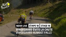 Vingegaard évite la chute de peu / Vingegaard almost falls - Étape 18 / Stage 18 - #TDF2022