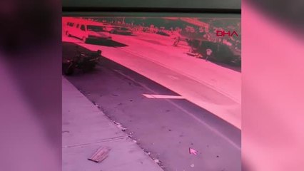 MOTOSİKLET SÜRÜCÜSÜNÜN YARALANDIĞI KAZA KAMERADA