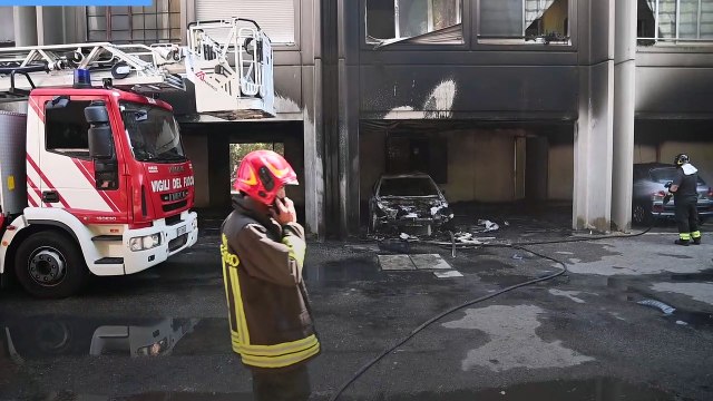 Auto a fuoco in via delle Borre, danni anche a una casa