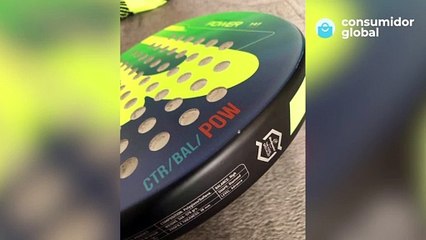 Un cliente recibe una pala dañada de la tienda Pádel Nuestro