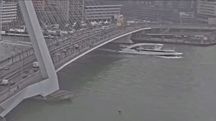 Choque de dos barcos en el puente Erasmus de Rotterdam