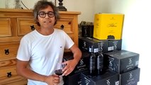 Ariel, este martes, entrevistado por EL ESPAÑOL en su casa del residencial Mosa Trajectum, junto a unas cajas de vino de La Bodeguita del Desierto.
