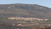 Regresan los vecinos de Casas de Miravete tras el incendio forestal que ha carbonizado más de 3000 hectáreas alrededor de sus hogares