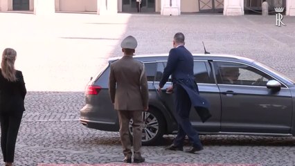 Скачать видео: Governo, Draghi al Quirinale per controfirmare il dl di scioglimento delle Camere