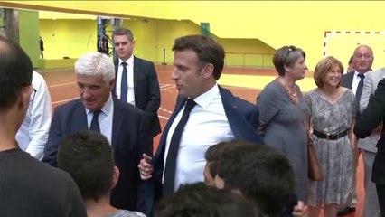 Macron encesta una canasta en su visita a un centro deportivo