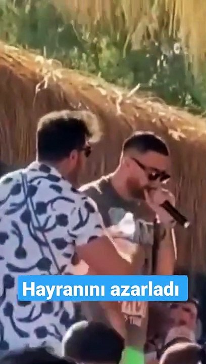 Rapçi Murda sahneye para atan seyirciye kızdı: Fakir mi görünüyoruz...