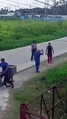 Cubano protesta frente a un policía: Corriente y comida