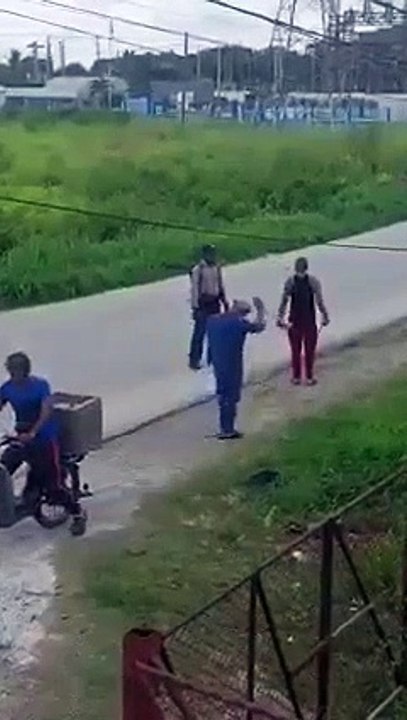 Cubano protesta frente a un policía: Corriente y comida