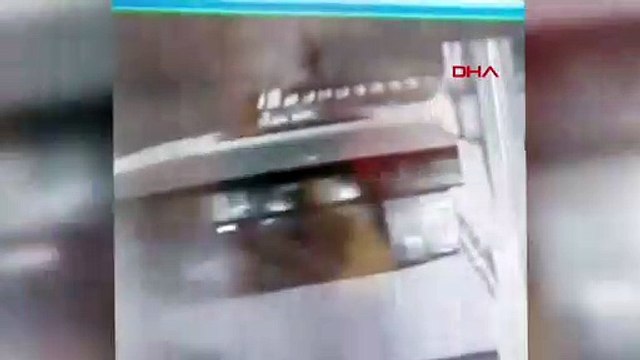 Sokak ortasında eşini çocuklarının gözü önünde darbetti yoldan geçenler de izledi!