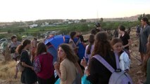 شاهد: الشرطة الإسرائيلية تفكك عددا من الخيام أقامها مئات المتشددين اليهود قرب الخليل