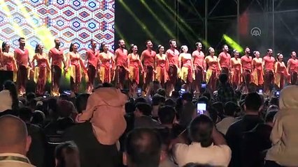 Kapadokya'daki "BALONFEST 2022"de dans gösterisi ve konser düzenlendi