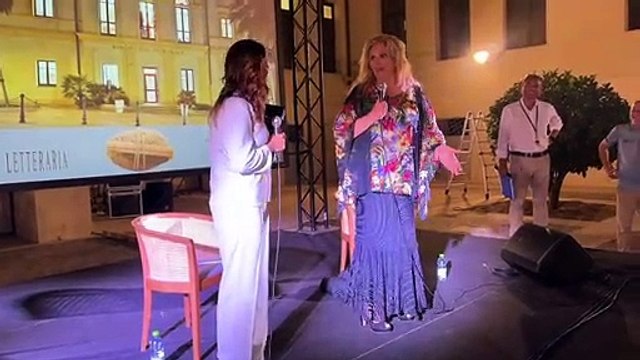 Olbia. La Zanicchi presenta il suo libro: L'ho dedicato alle donne. Mai smettere di fare l'amore