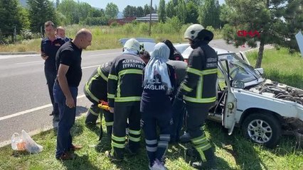 Son dakika haberleri... OTOMOBİL REFÜJDEKİ AĞACA ÇARPTI: 3 YARALI