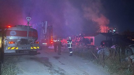 Geri dönüşüm deposu alev alev yandı