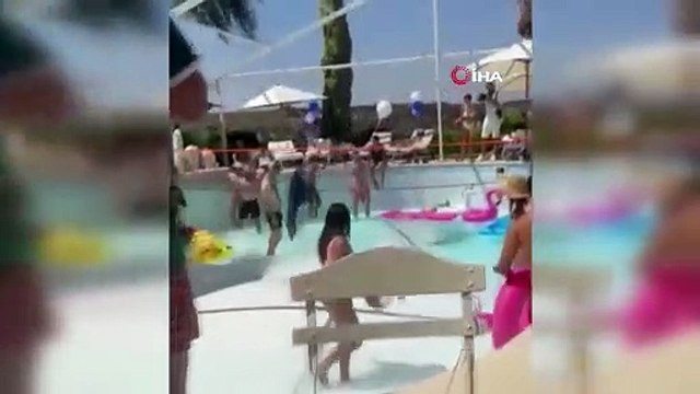 Havuz bir anda yarıldı, deliğin yuttuğu iki kişiden biri hayatını kaybetti