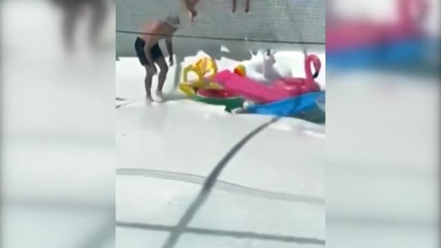 Muere un hombre succionado por un boquete en el suelo de una piscina
