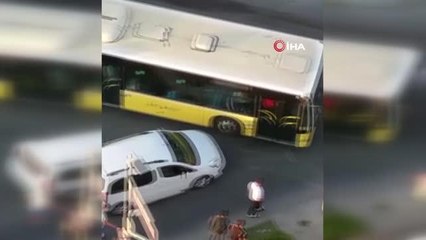 Ters istikametten giden sürücü otobüsü tekmeledi, şoförü darp etti