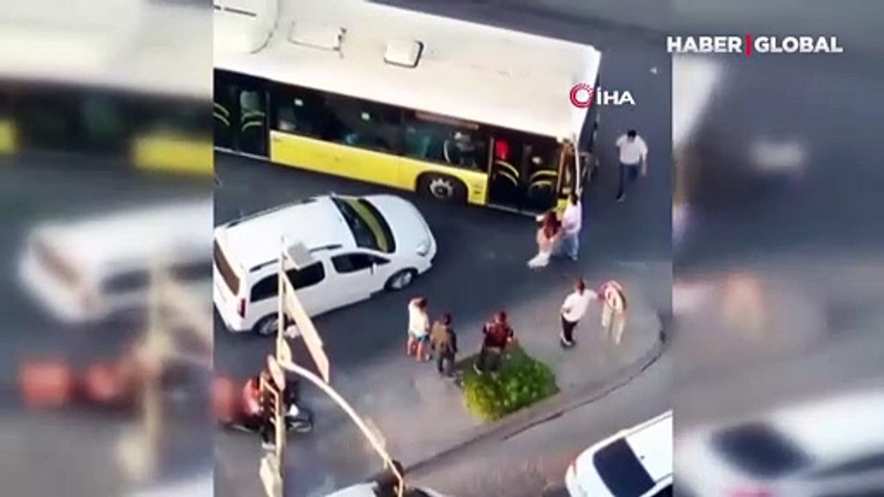 Önce İETT şoförünü darp etti, sonra otobüsü tekmeledi: Maganda dehşet yaşattı!