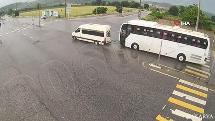 Bir anda yola fırlayan kadına hafif ticari araç işte böyle çarptı