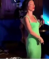 İlk kez sahneye çıkan Merve Boluğur kalça dansı yaptı