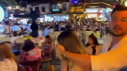 Antalya haberi: Kaş Cumhuriyet Meydanı'nda sürpriz evlilik teklifi